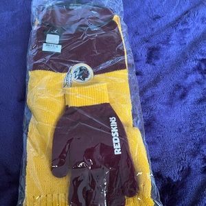 ONE BRAND NEW NFL WASHINGTON REDSKINS COLORBLOCK SCARF & GLOVES SET CTM14